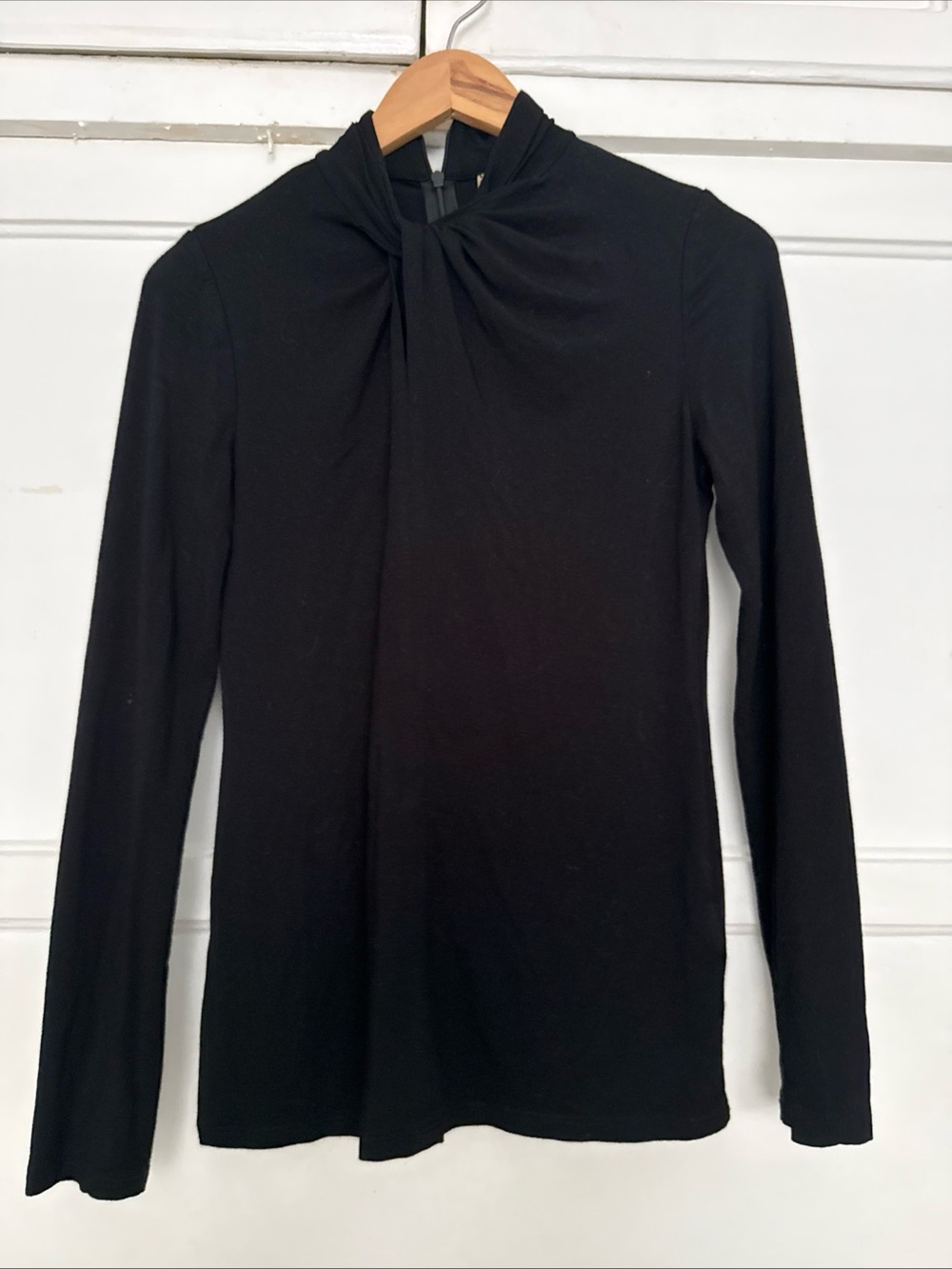 Magaschoni Black Long-Sleeve Twist-Neck Tee